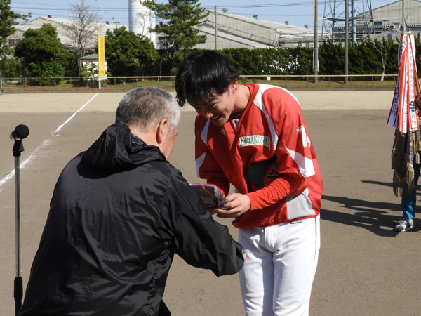 表彰式 MVPの若宮 康太選手